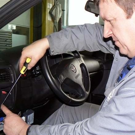 - Montaż urządzenia automatycznie włączającego światła mijania trwa, w zależności od marki i modelu auta, od 30 do 90 minut &#8211; informuje Tomasz Pasturczak z firmy Opel Obręcki.