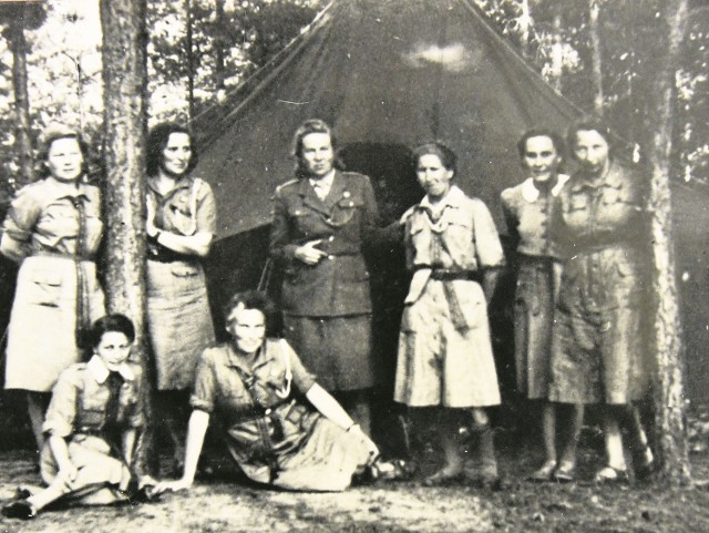 Kadra obozu w Malinówce,  1 - 21 sierpnia 1947 r. Kurs drużynowych harcerek z komendantką Chorągwi hm Bronisławą Tkaczukową (stoi druga od lewej)