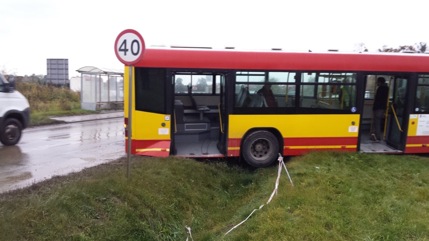 Autobus MPK zawiesił się na rowie na Jerzmanowskiej