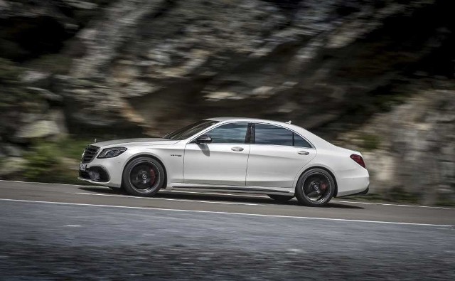 Mercedes-AMG S63Miejsce montowanej wcześniej 5,5-litrowej jednostki V8 biturbo zajął 4-litrowy silnik V8 biturbo. Pomimo mniejszej pojemności rozwija on 612 KM – o 27 KM więcej niż w poprzedniku. Fot. Mercedes-Benz