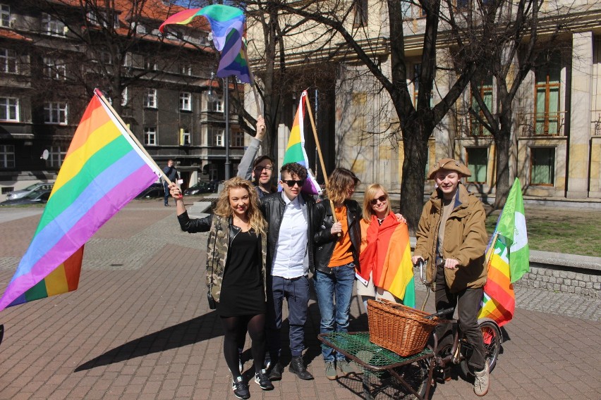 Działacze i sympatycy KOD manifestują w Katowicach na placu...