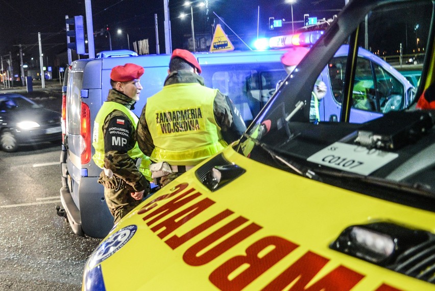 W Bydgoszczy kolumna transportująca czołg zderzyła się z autem osobowym