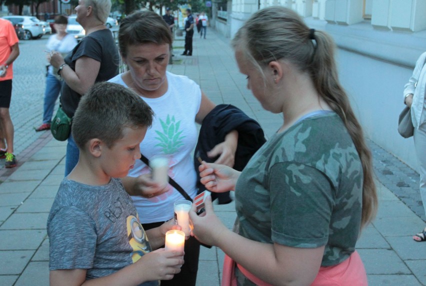 Manifestacja "Łańcuch Światła" w Radomiu. Kilkaset osób protestowało w obronie wolnych sądów