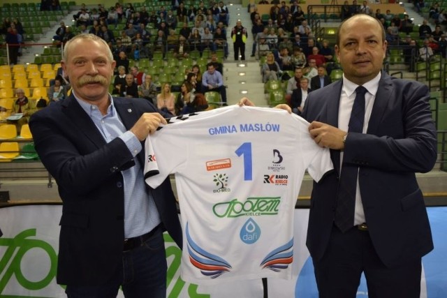 Przed meczem prezes klubu Jacek Sęk przekazał wójtowi gminy Masłów, Tomaszowi Lato okolicznościową klubową koszulkę.