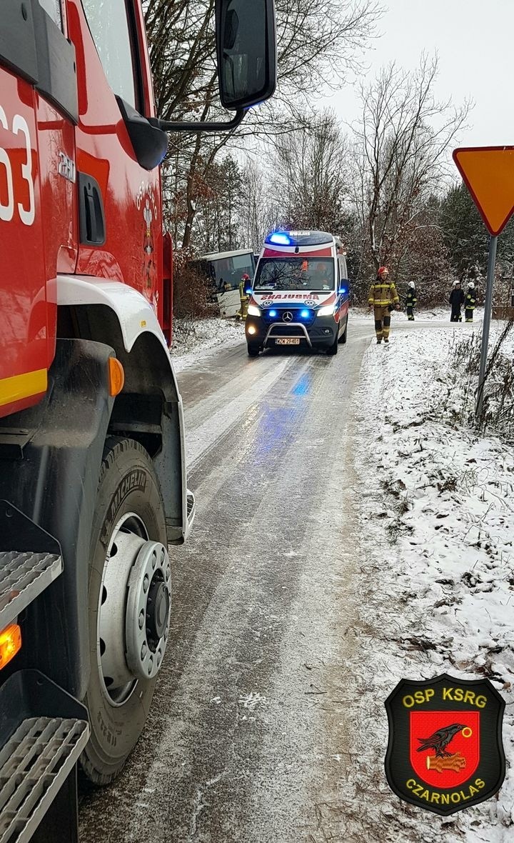 Groźny wypadek autobusu szkolnego i osobówki w Kuszlowie w gminie Policzna. 6-letnie dziecko odwiezione do szpitala (ZDJĘCIA)