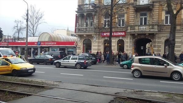 Bandycki napad w Częstochowie. Dramatyczne sceny rozegrały się dzisiaj około godziny 13:30 w centrum Częstochowy. Podczs rutynowej kontroli bandyta z niewiadomych przyczyn wyjął nóż i sterroryzował nim policjantów.