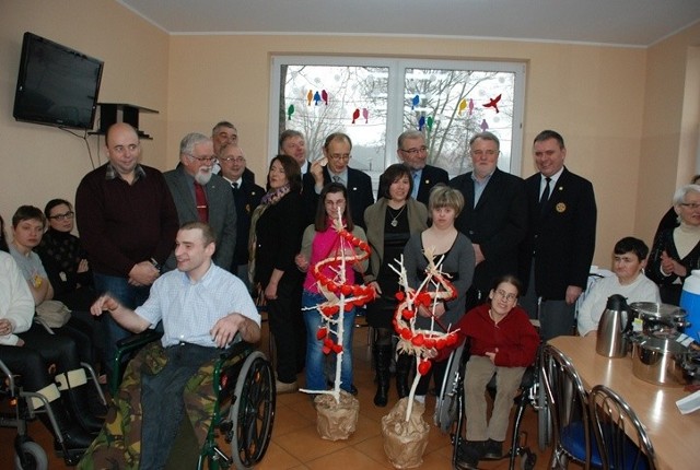 Podopieczni warsztatów terapii zajęciowej wespół ze swoimi darczyńcami z klubu Rotary i starostwa wolsztyńskiego