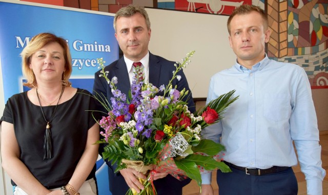 Na zdjęciu wiceprzewodnicząca rady Beata Pietrzyk, burmistrz, Dariusz Meresiński oraz przewodniczący rady, Mariusz Dziadowicz.