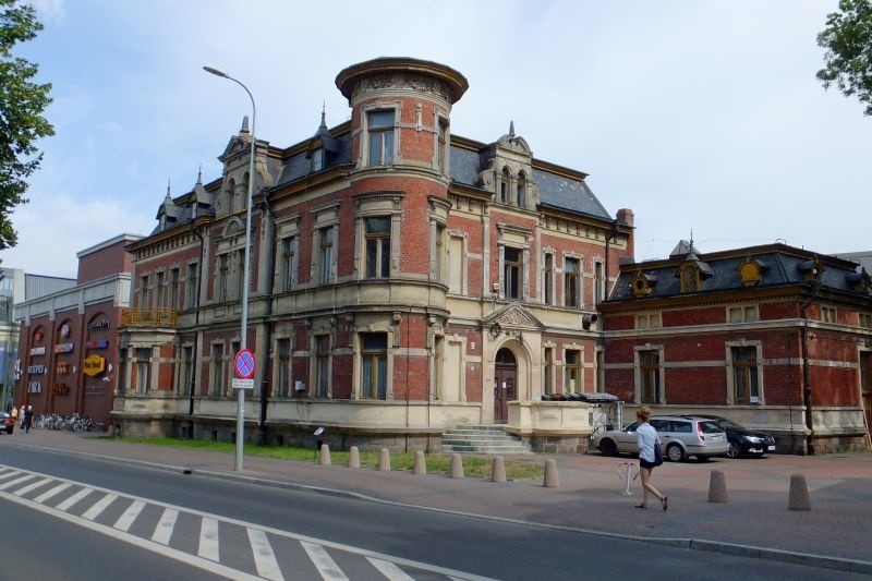 Stoją, straszą, kompromitują. Budynki niszczeją, a place budów straszą pustką i brudem (zdjęcia)