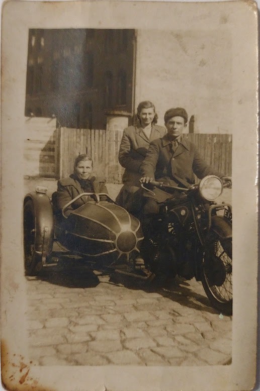 Zofia Bębnowska (z tyłu) na motorze wraz ze znajomymi....