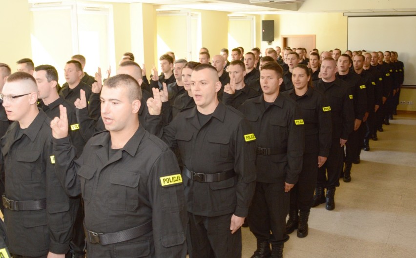 Ślubowanie nowych policjantów. Są i ci z naszych miast [ZDJĘCIA]