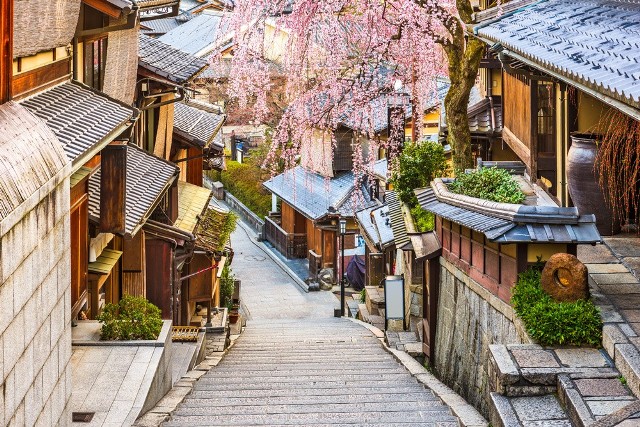 Japonia – tam, gdzie nocowali samurajeWedług Księgi Rekordów Guinessa najstarszy hotel na świecie zbudowano w Japonii, w 705 roku. Tradycyjny japoński ryokan (hotel, gospoda) znajduje się w malowniczej dolinie otoczonej górami, w prefekturze Yamanashi. Ze względu na położenie tuż przy gorących źródłach był niezwykle popularny wśród arystokracji, dowódców wojskowych oraz samurajów.Ciekawostką jest fakt, że od jego założenia właścicielami hotelu jest ciągle ta sama rodzina. Dodatkowo – funkcjonuje on do dziś!