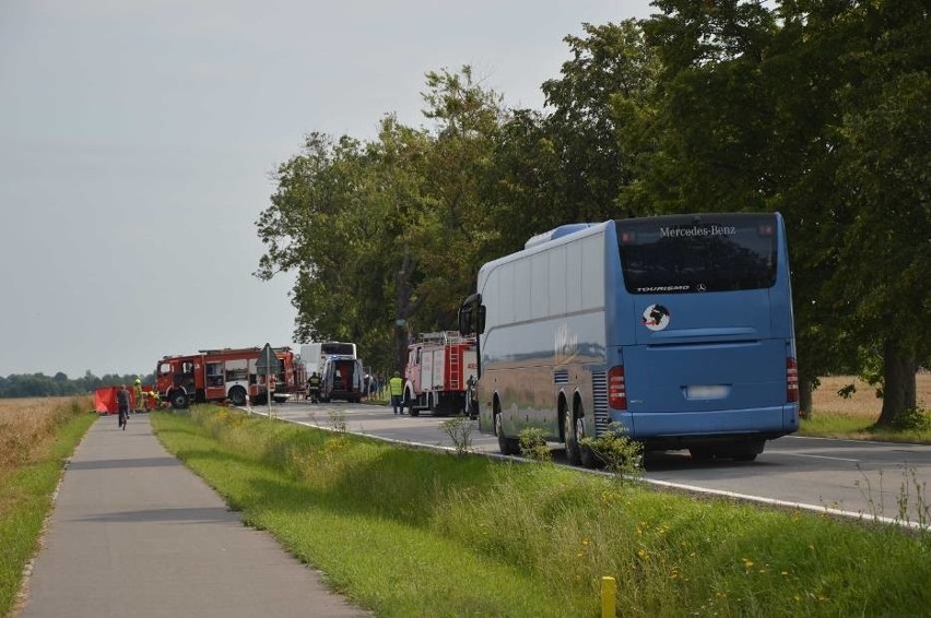 Śmiertelny wypadek na DK 55 koło Kamionki. Samochód osobowy zderzył się z autobusem 27.07. Nie żyje kierowca 