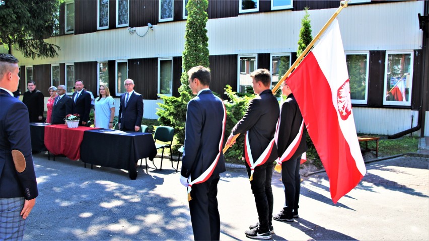 Uroczyste ślubowanie uczniów klas pierwszych i otwarcie...