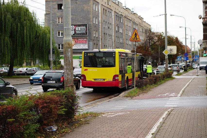 Wrocław: Wypadek na Hubskiej. Autobus potrącił na przejściu kobietę