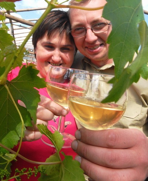 - Oprowadzimy po winnicy, wtajemniczymy w produkcję wina - zachęca Jarosław Lewandowski z żoną Małgorzatą