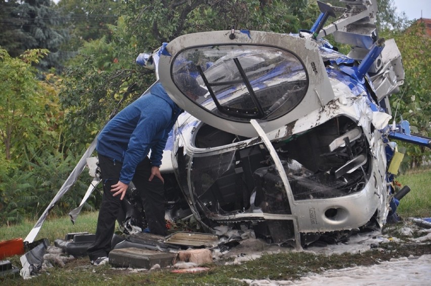 Katastrofa śmigłowca pod Świdnicą. Pilot i pasażer w szpitalu