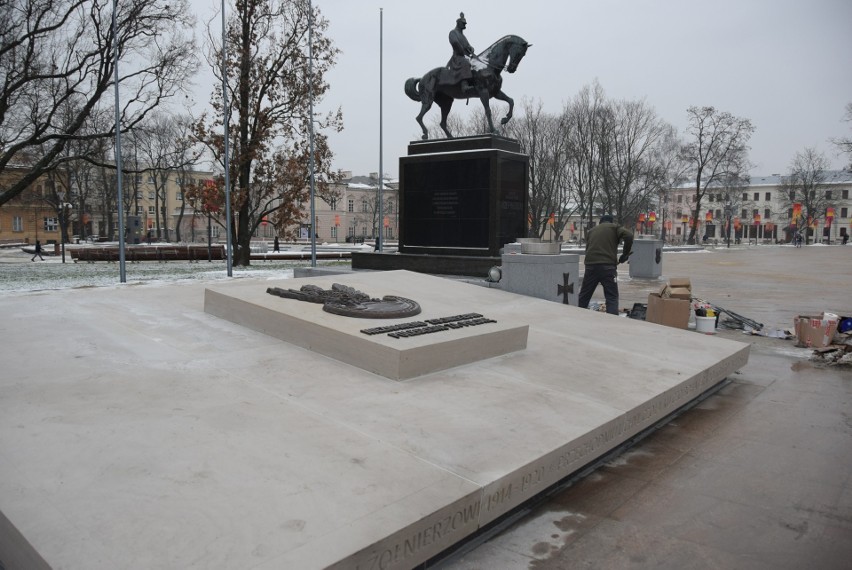 Pomnik Nieznanego Żołnierza na pl. Litewskim już gotowy. Tym razem obyło się bez błędu ortograficznego
