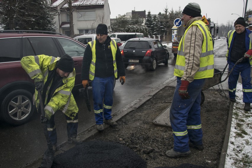 Na ulicy Barbackiego w Nowym Sączu naprawili niebezpiecznie wystające oraz zaniżone studzienki [ZDJĘCIA, WIDEO]