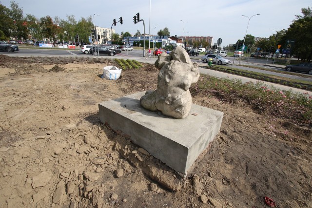 Ze skweru u zbiegu Kościuszki i  IX Wieków Kielc przenoszone są rośliny oraz monument, który tu stał od lat, ponieważ w tym miejscu będzie budowany pomnik Wincentego Witosa.