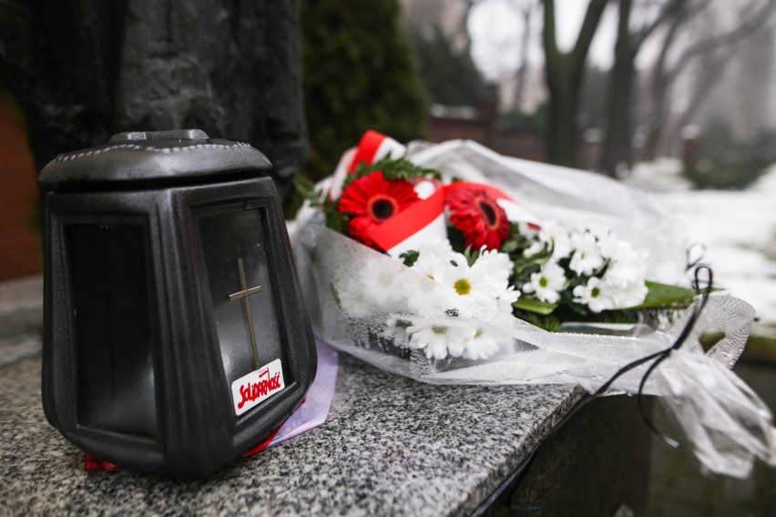 Złożenie kwiatów pod pomnikiem ks. Jerzego Popiełuszki,...
