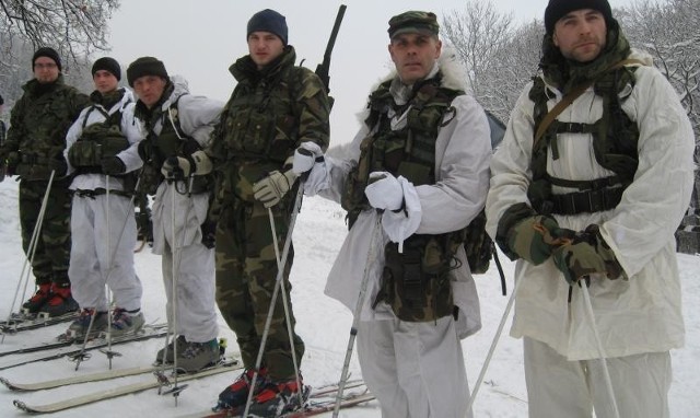 Zima to dla rangersów świetny czas do ćwiczeń. W sobotę patrolowali rejon Prudnika. Z prawej prezes stowarzyszenia, Krzysztof Kałuża.