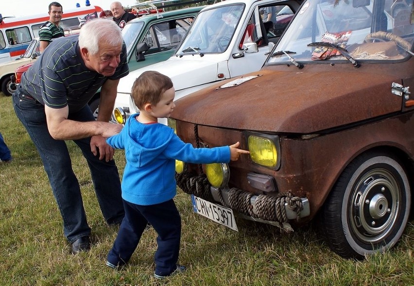 Fiaty 126p prezentowali hobbyści z Team PRL Inowrocław