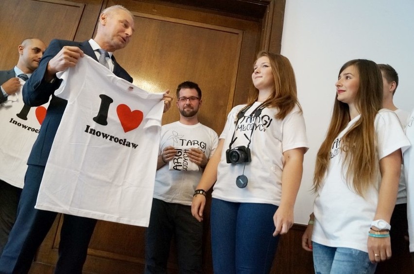 Koszulki przekazał młodzieży prezydent Ryszard Brejza