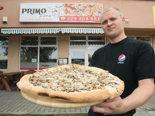 Przemysław Basiak z pizzerii Primo Pizza przy ulicy Konopnickiej w Kielcach prezentuje jedną z chętniej wybieranych przez klientów pizz.