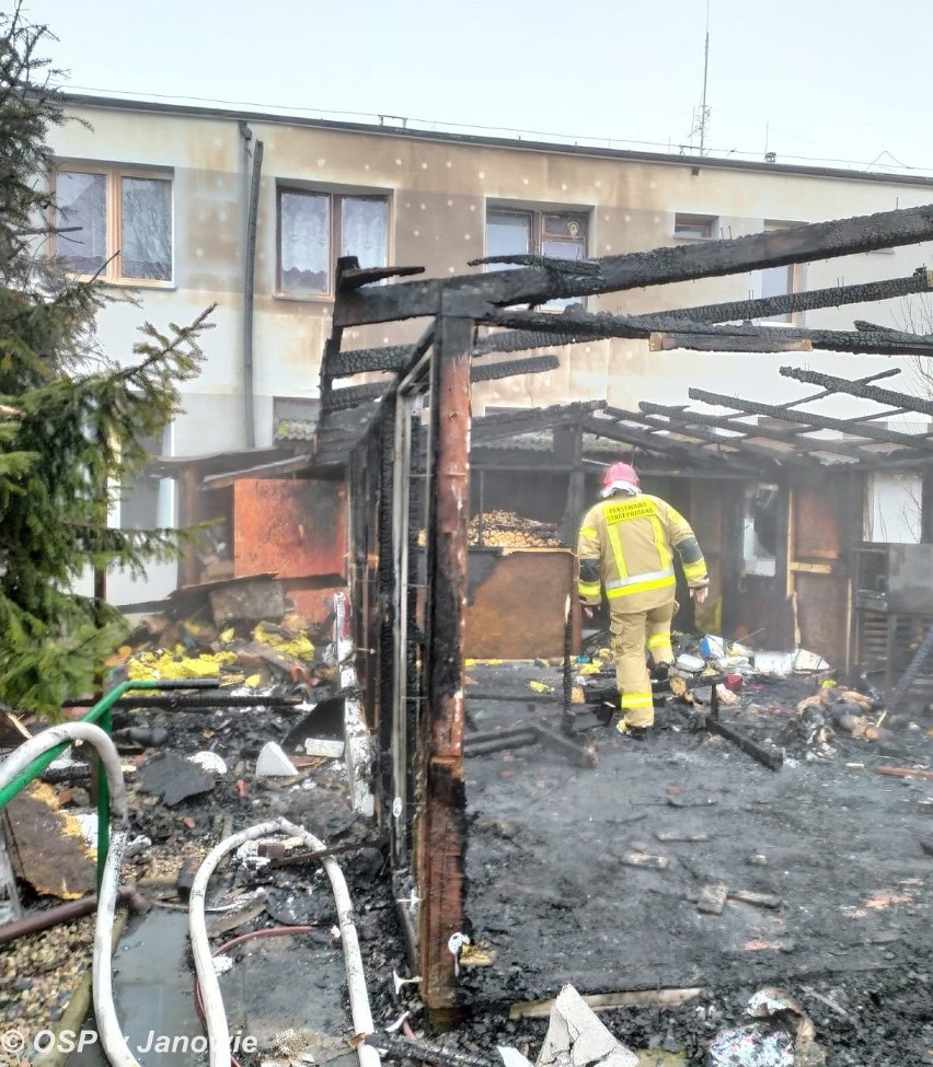 Dzięciołówka. Strażacy z trzech powiatów gasili pożar DPS. 30 pensjonariuszy ewakuowanych [ZDJĘCIA]