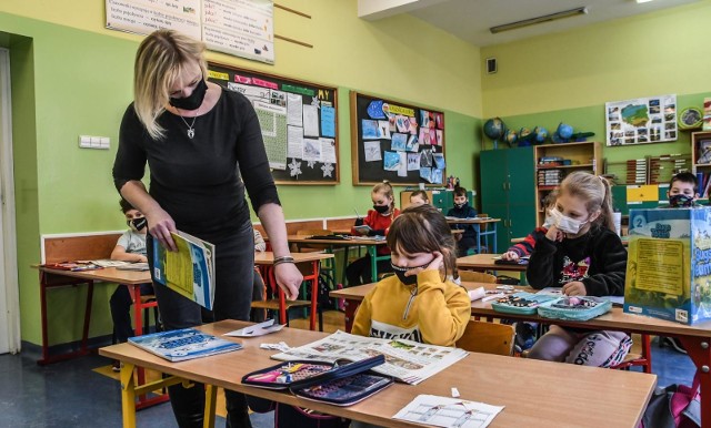 Uczniowie z Łódzkiego jednak nie wrócą do szkół! Polska została podzielona na województwa z mniejszą i większą liczbą zachorowań. W regionie łódzkim sytuacja jest zła. Dlatego obostrzenia zostały przedłużone. O luzowaniu restrykcji mówił minister zdrowia Adam Niedzielski na konferencji prasowej w środę, 21 kwietnia.CZYTAJ DALEJ >>>.