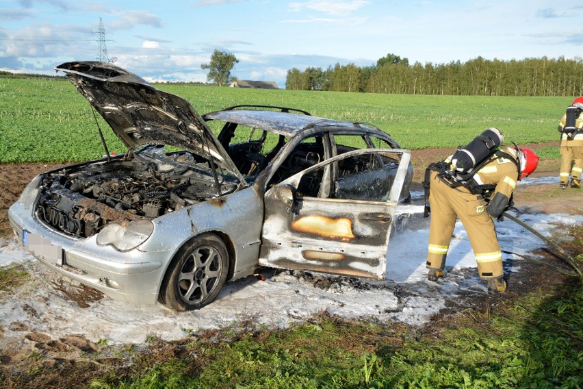 Na polnej drodze w Zbożu doszczętnie spłonął samochód...