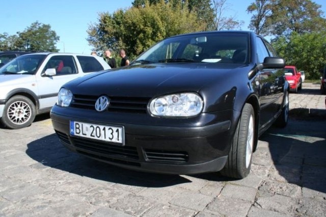 VW Golf IV, 2001 r., 1,6 + gaz, wspomaganie kierownicy, centralny zamek, autoalarm, 10 tys. 800 zł;