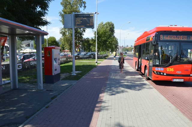 Przystanek przy Alejach Jana Pawła II w Stalowej Woli z biletomatem i tablicą świetlną z informacjami o przyjeździe autobusów