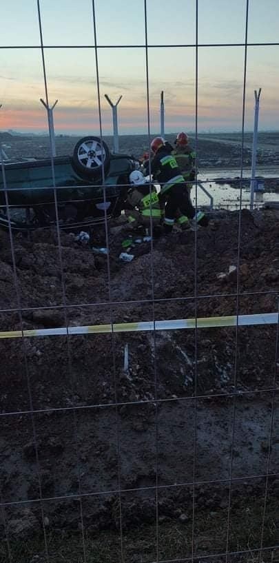 Wypadek w gminie Gózd. W Kiedrzyniu dachował samochód, w środku byli nietrzeźwi. Kto kierował autem?