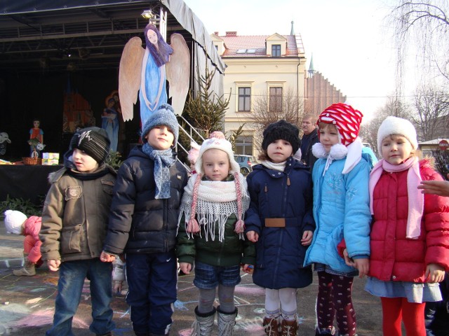 W środę przed południem na zatorskim Rynku rządziły przedszkolaki. Malowały na asfalcie fantazyjnie ubrane choinki