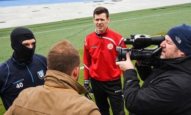 Jakub Świerczok (w kominiarce) i Jan Szczęsny (w czerwonej bluzie) podczas nagrywania programu na głównym boisku Zawiszy.