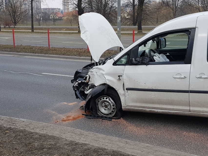 Wypadek na Alei Jana Pawła II. Kierowca zasłabł za kierownicą i uderzył w osobówkę [ZDJĘCIA]