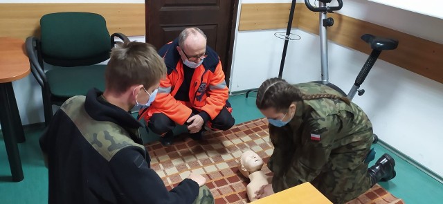 Strażacy i ratownicy z Lipska szkolili młodzież ze Związku Strzeleckiego, jak udzielać pierwszej pomocy medycznej.