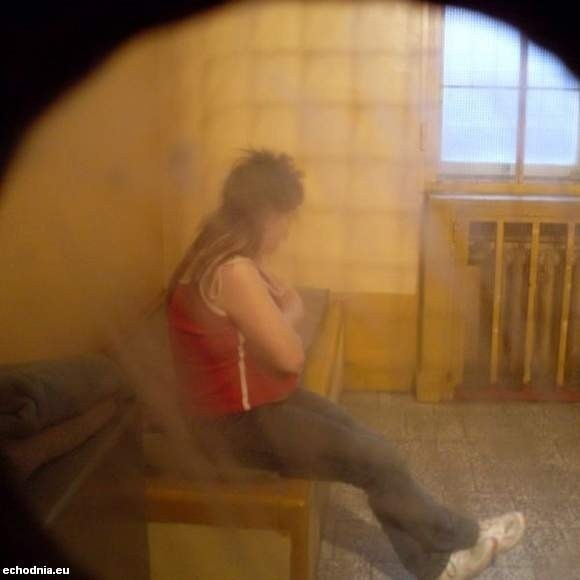 Ta 35-letnia kobieta, półprzytomna od alkoholu, stoczyła się po schodach na oczach kilkuletniej córki.