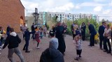Prawdziwa wodna bitwa przed kościołem na Barwinku w Kielcach. Ksiądz sprawił dzieciakom wielką frajdę na śmigus-dyngus. Zobacz film