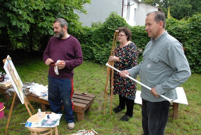 Bohdan Rożak, Anita Werner i Roman Opaliński przygotowują się do malowania