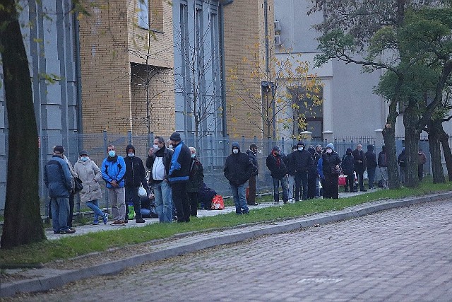 W Łodzi obchodzono dziś (15 listopada) IV Światowy Dzień Ubogich. Z tej okazji prócz tradycyjnej, niedzielnej "Zupy na Pietrynie" przy Katedrze zainaugurowano działalność Ulicznego Punktu Medycznego. W specjalnym namiocie wolontariusze (medycy, studenci, ratownicy medyczni, streetworkerzy) pomagali potrzebującym łodzianom. Zobacz ZDJĘCIA, czytaj na kolejnych slajdach 