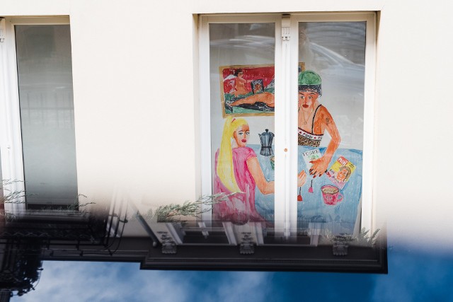 „Azyl” to obraz Małgorzata Mycek, który widnieje w oknie gabinetu kosmetycznego BeautyMed na poznańskich Jeżycach.