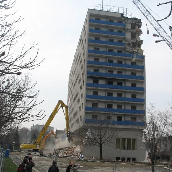 Do wyburzenia użyto 2,5 tonowej walca, tzw. "papierosa".