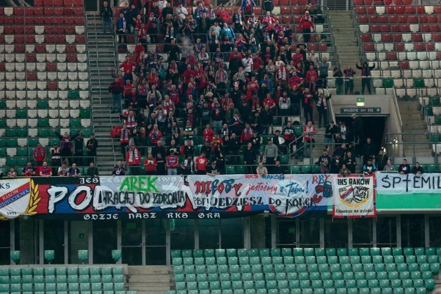 PKO Ekstraklasa. To było świetne widowisko przy Łazienkowskiej. Ostatecznie Legia Warszawa przegrała z Rakowem Częstochowa 2:3. Z sektora gości wicemistrz&oacute;w Polski wspierało kilkuset kibic&oacute;w. Zobaczcie zdjęcia z trybun. &lt;iframe width=&quot;560&quot; height=&quot;315&quot; src=&quot;https://www.youtube.com/embed/54QjGXJ7BVM&quot; title=&quot;YouTube video player&quot; frameborder=&quot;0&quot; allow=&quot;accelerometer; autoplay; clipboard-write; encrypted-media; gyroscope; picture-in-picture&quot; allowfullscreen&gt;&lt;/iframe&gt;