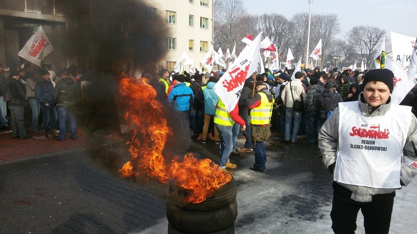 Protest w JSW: niemal 10 tysięcy górników pod siedzibą Jastrzębskiej Spółki Węglowej [WIDEO]