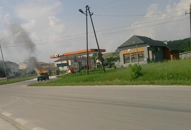 Fiat płonął w środę przy stacji paliw w powiecie jędrzejowskim.