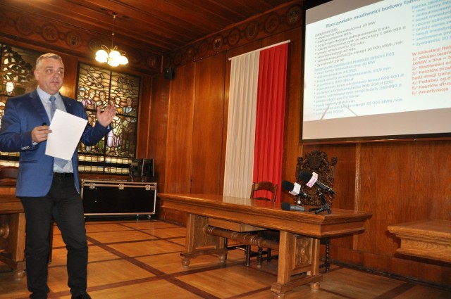 Wiceburmistrz Szczecinka Daniel Rak, punkt po punkcie, obalał projekt opozycji z Razem dla Szczecinka.
