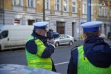 Policjanci z Gliwic zatrzymali 65-letniego kierowcę audi, który pędził w strefie zabudowanej ponad 100 km/h. Poniósł srogie konsekwencje